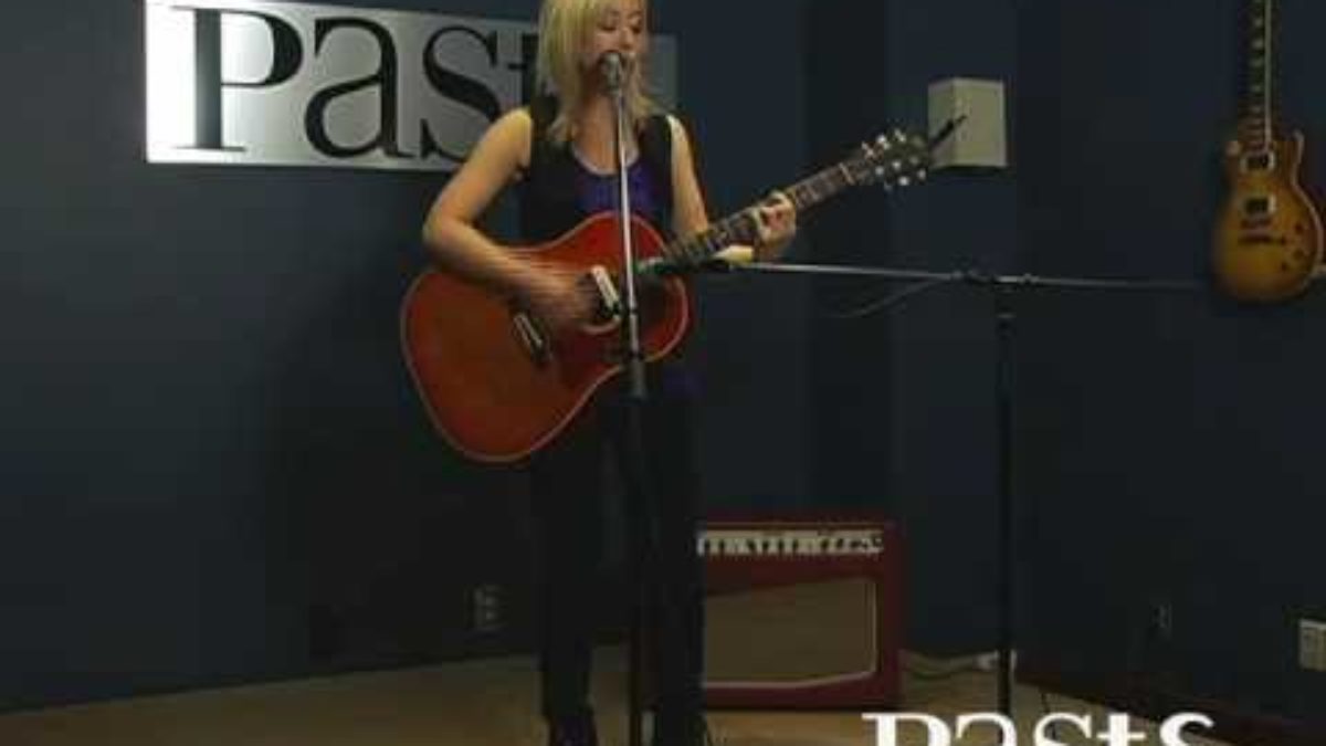 Anya Marina "I Want To Move You" live at Paste