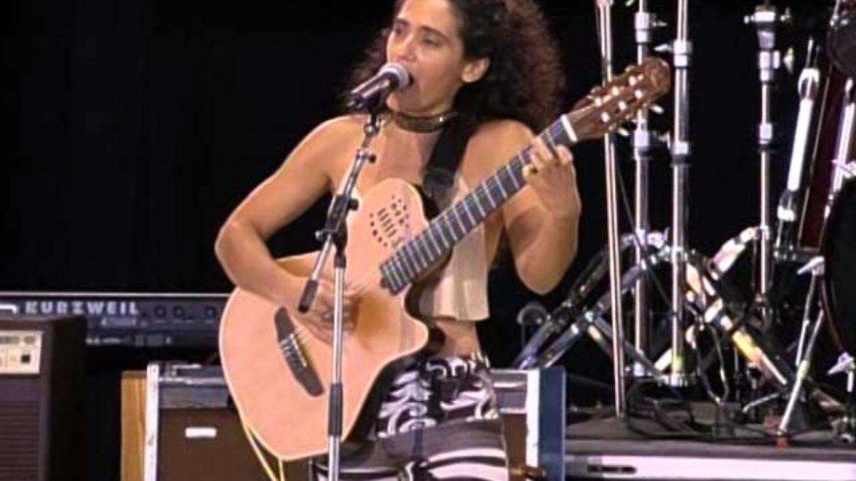 Badi Assad - Naio Naio (Live at Farm Aid 2000)