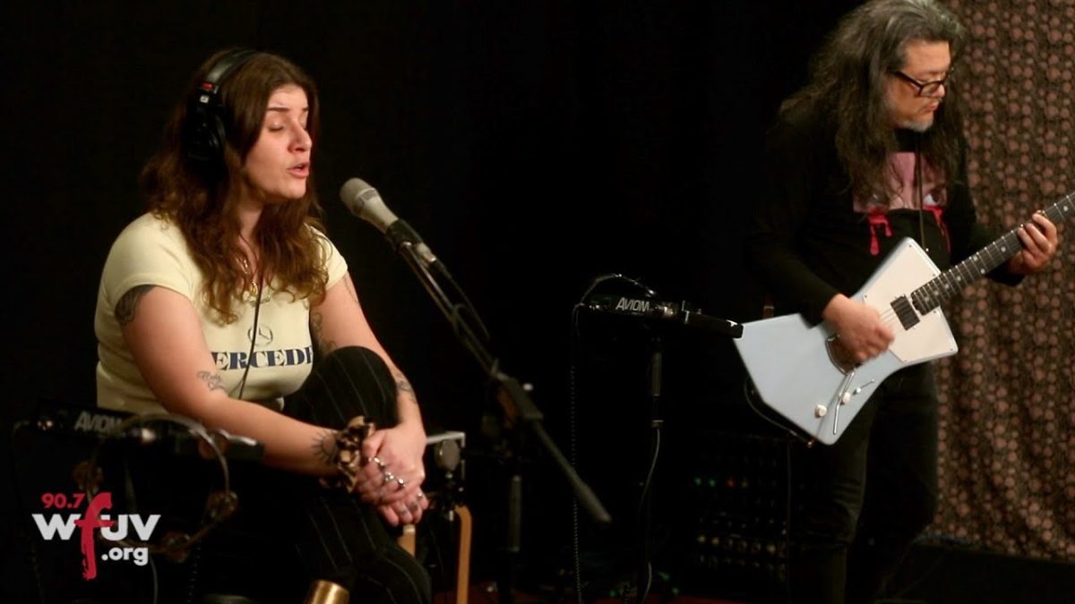 Best Coast - "Different Light" (Live at WFUV)