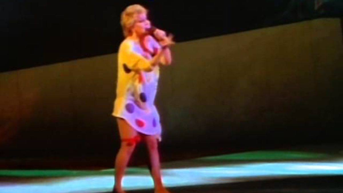 Bette Midler - Introduction / Beast Of Burden - 08/23/83 (OFFICIAL)