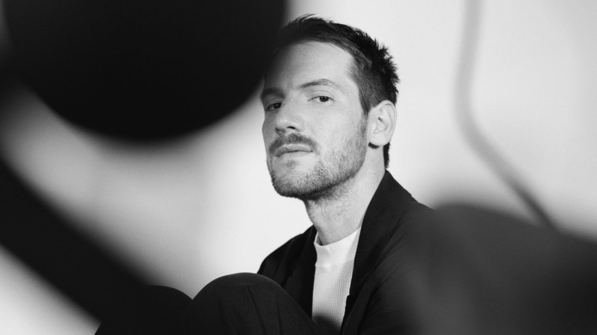 Blake Mills Shares New Single ‘Summer All Over’