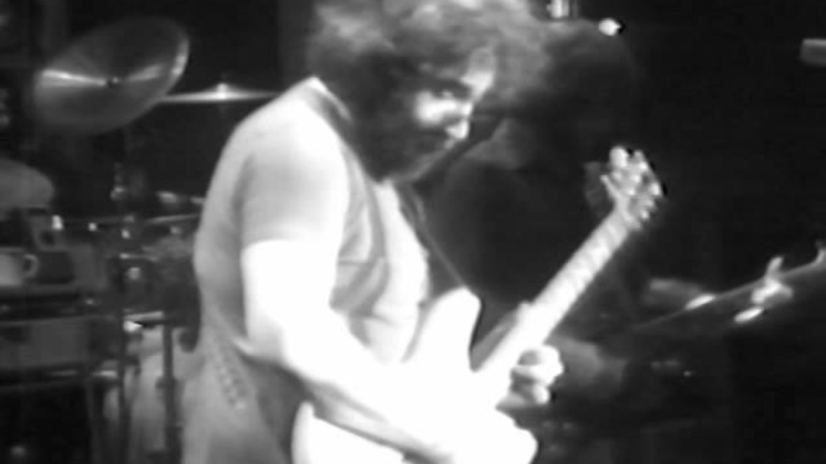 Grateful Dead - Scarlet Begonias/Fire On The Mountain - 04/25/77 - Capitol Theatre (OFFICIAL)