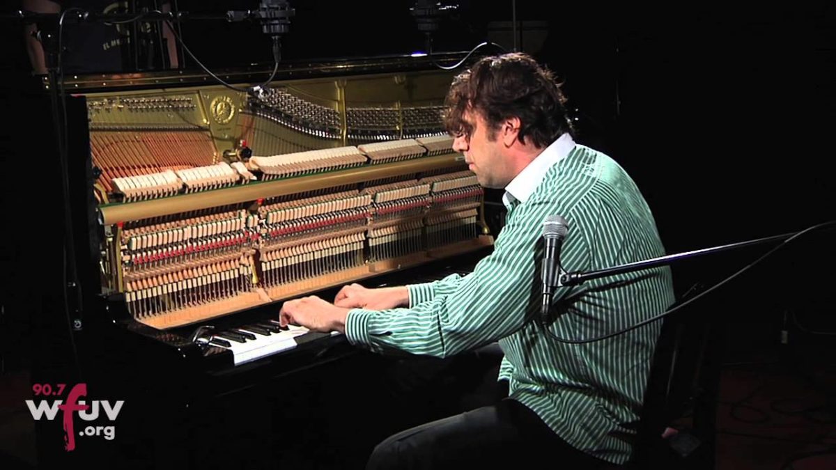 Chilly Gonzales - "Evolving Doors" (Live at WFUV)