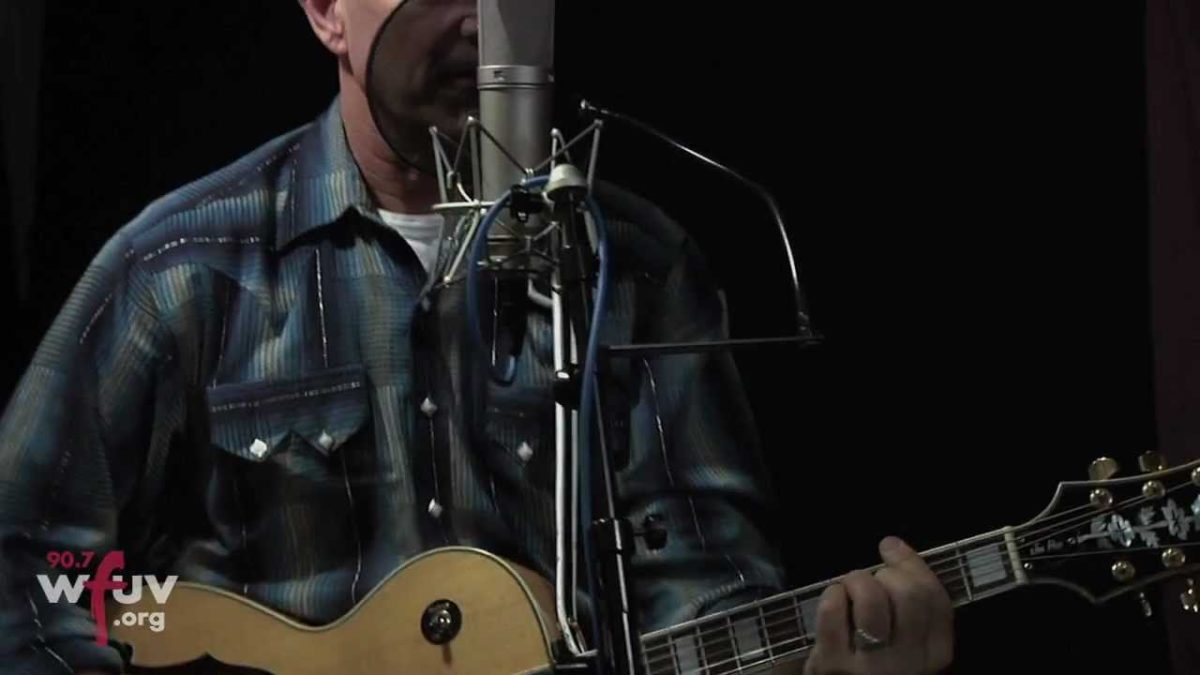 Chris Isaak - "Live It Up" (Live at WFUV)