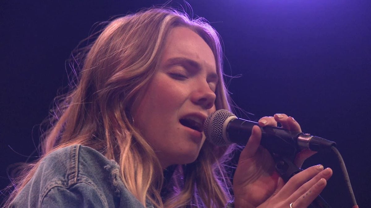 Danielle Bradbery - What Are We Doing (98.7 THE BULL)