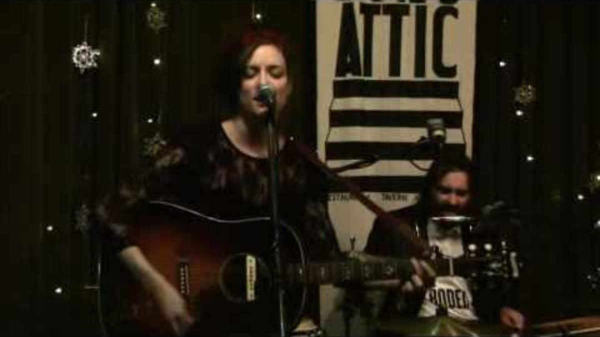 Dawn Landes "Wanderin' Eye" live at Paste
