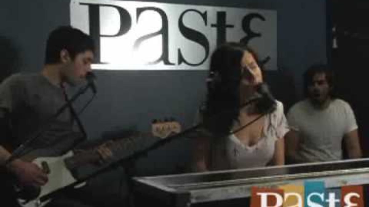 Elizabeth & the Catapult "Race You" live at Paste