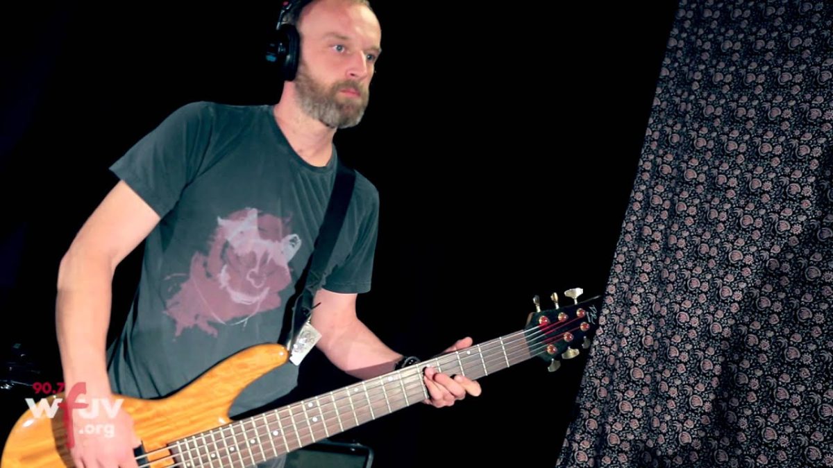 Fink - "Looking Too Closely" (Live at WFUV)