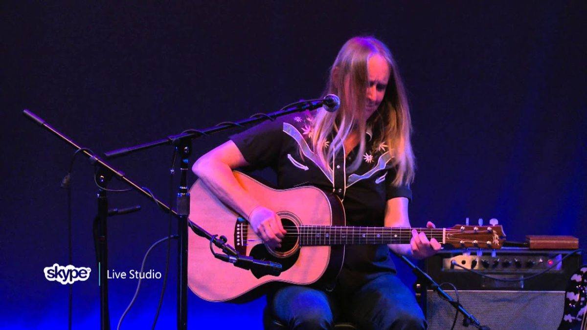 Fiona Boyes - Lay Down With Dogs (101.9 KINK)