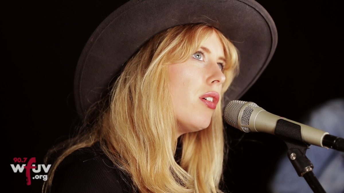 Holly Macve - "No One Has The Answers" (Live at WFUV)
