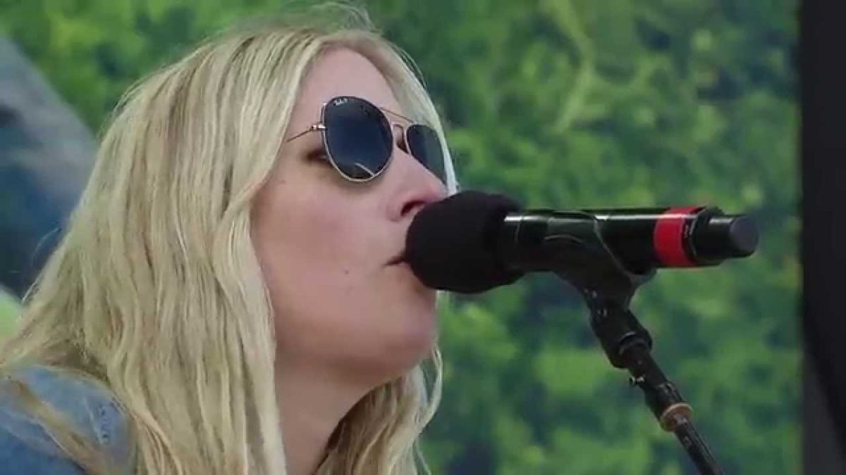 Holly Williams - Railroads (Live at Farm Aid 30)