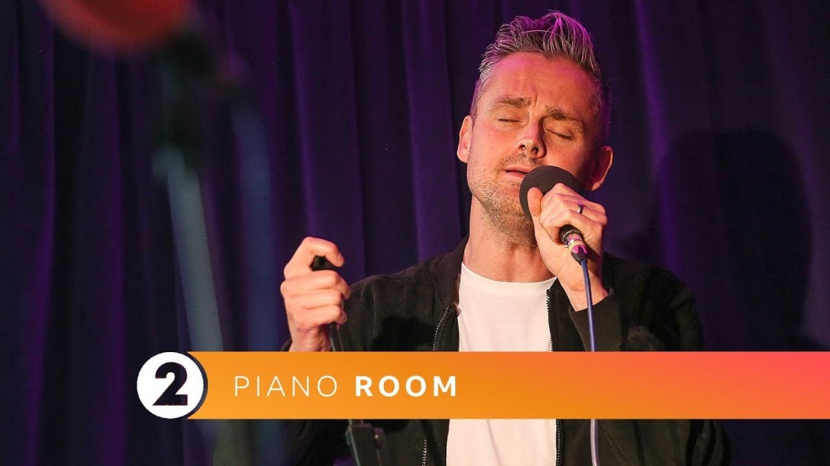 Keane - Somewhere Only We Know (Radio 2 Piano Room)