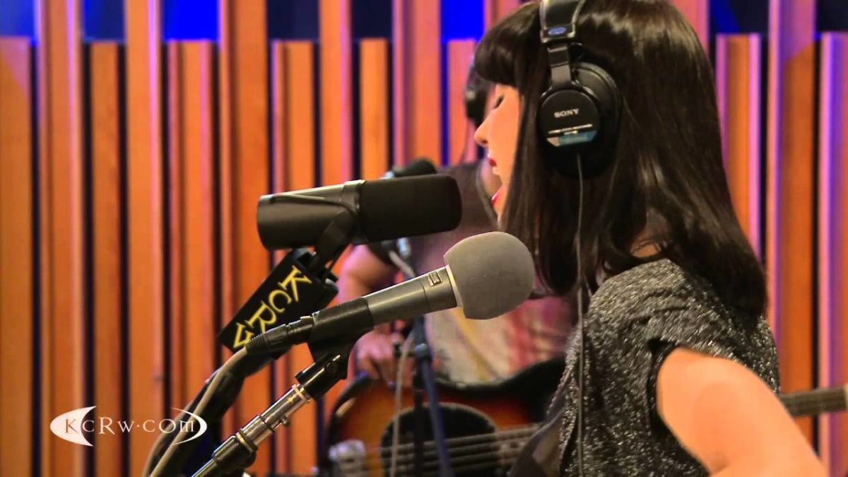 Kimbra performing "Cameo Lover" on KCRW