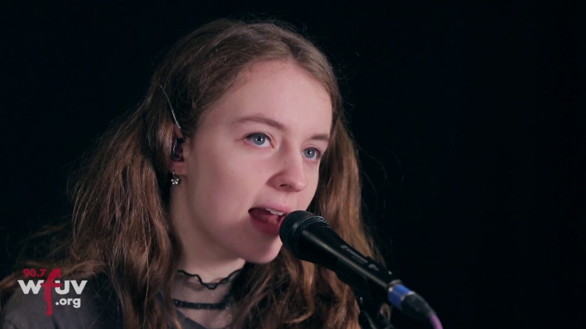 Let's Eat Grandma - "Hot Pink" (Live at WFUV)