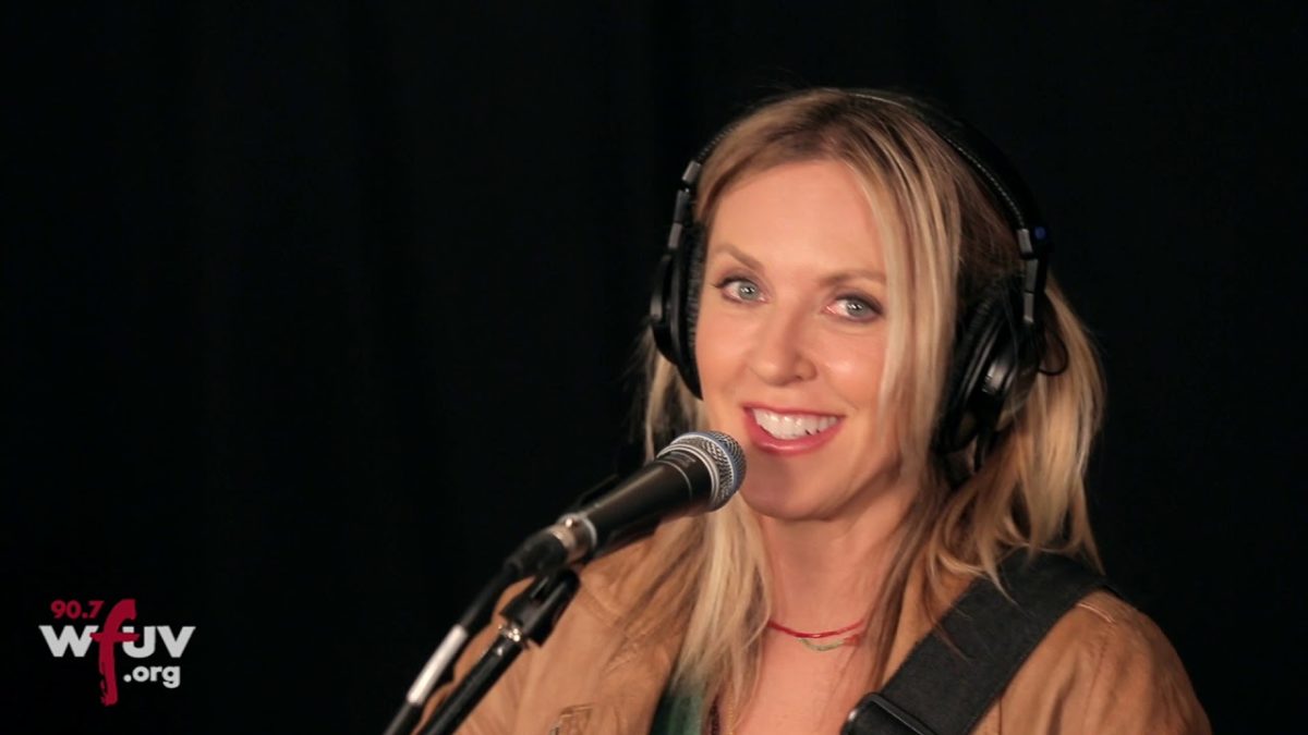 Liz Phair - "Divorce Song" (Live at WFUV)