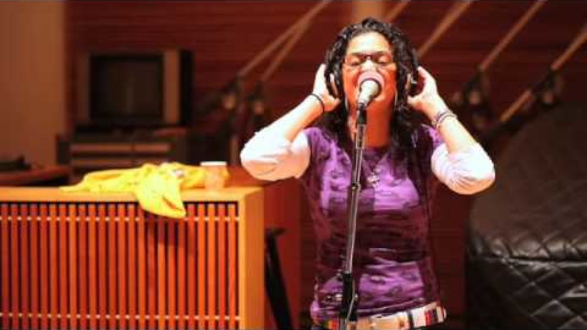 Maria Isa - Passion Fantasy  (live on The Local Show)