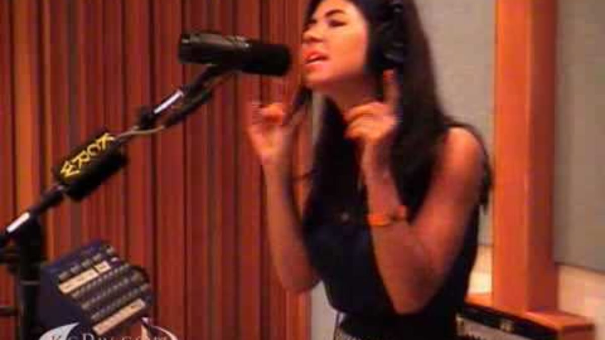 Marina and the Diamonds performing "Hollywood" on KCRW