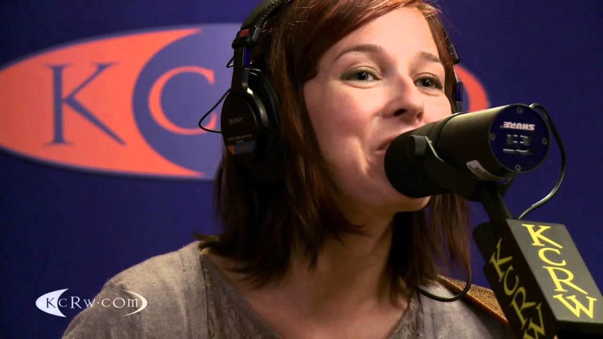 Meiko performing "Leave The Lights On" on KCRW