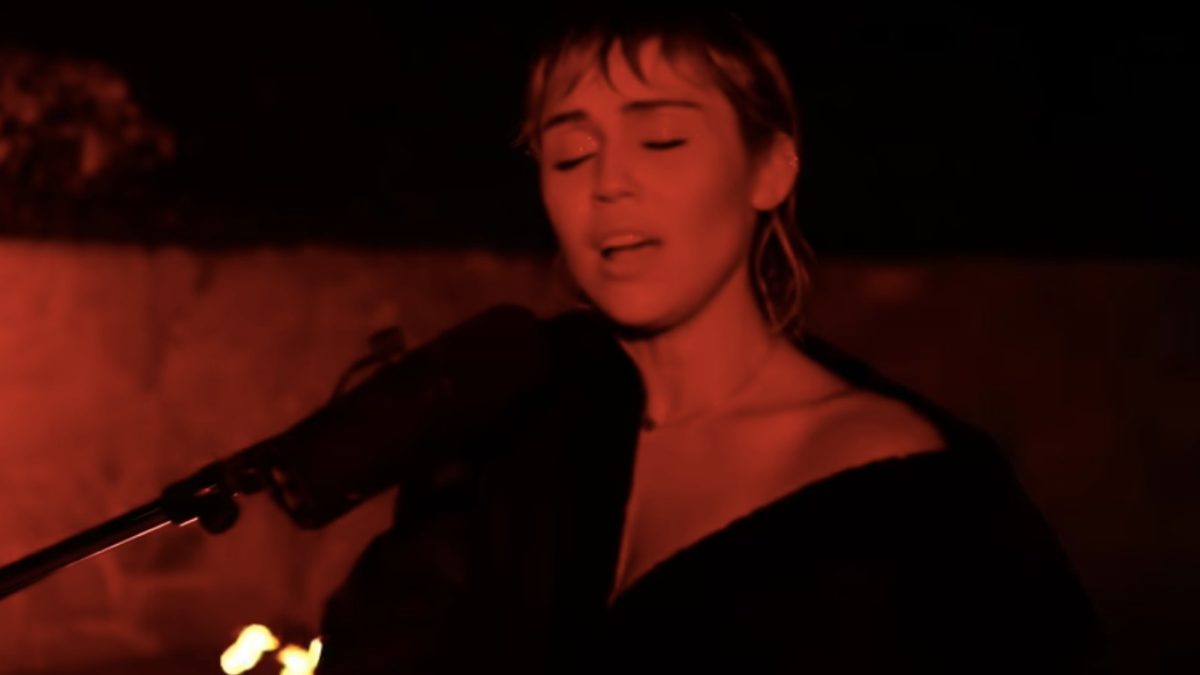 Miley Cyrus Covers Pink Floyd's 'Wish You Were Here' For 'Saturday Night Live'