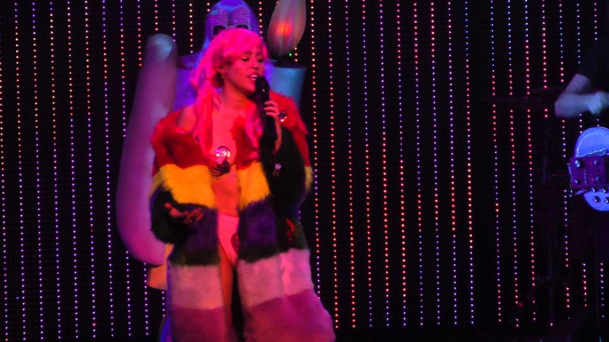 Miley Cyrus - Lighter (Philadelphia,Pa) 12.5.15