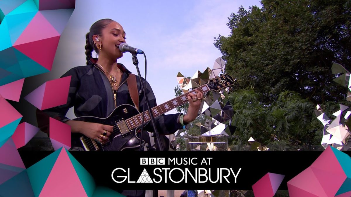 Joy Crookes performs Don't Let Me Down in acoustic session at Glastonbury 2019