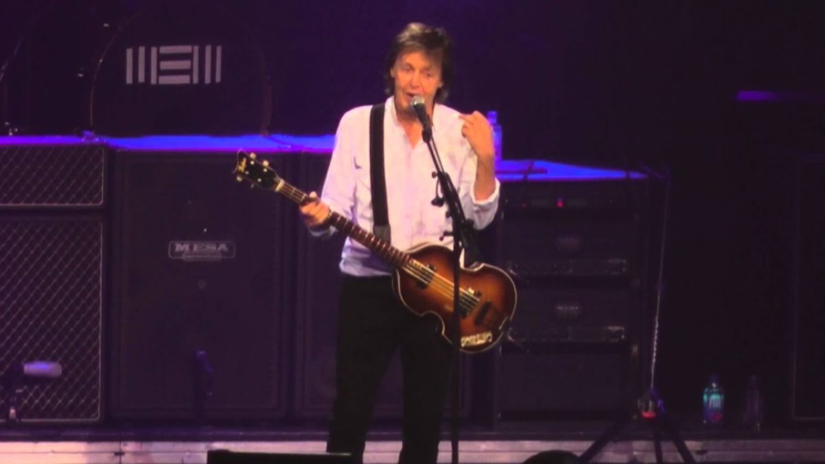 Paul McCartney - Signs From Fans/Can't Buy Me Love (Philadelphia,Pa) 6.21.15