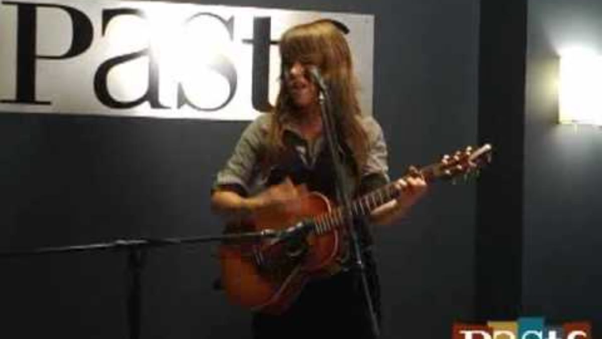Serena Ryder "Little Bit of Red" live at Paste