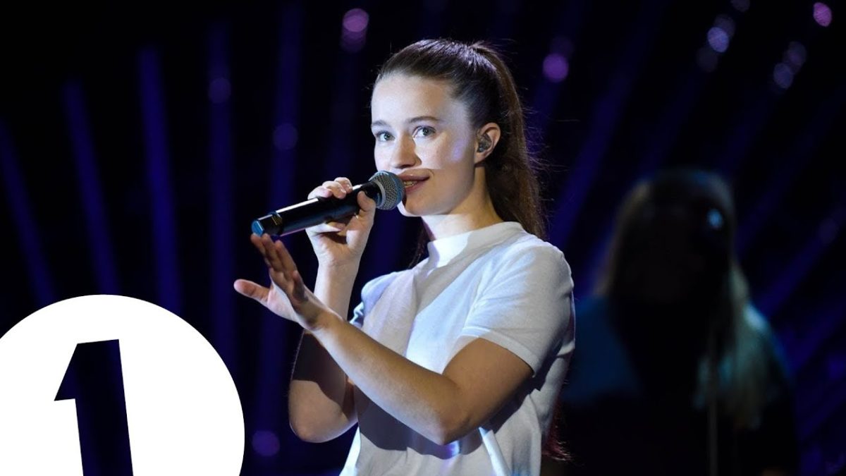 Sigrid - Strangers (Radio 1's Teen Awards 2018) | FLASHING IMAGES