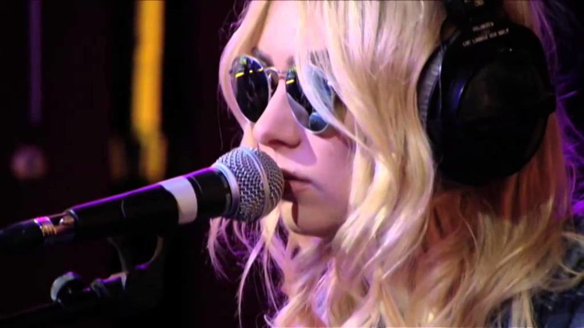 The Pretty Reckless - Champagne Supernova in the Live Lounge