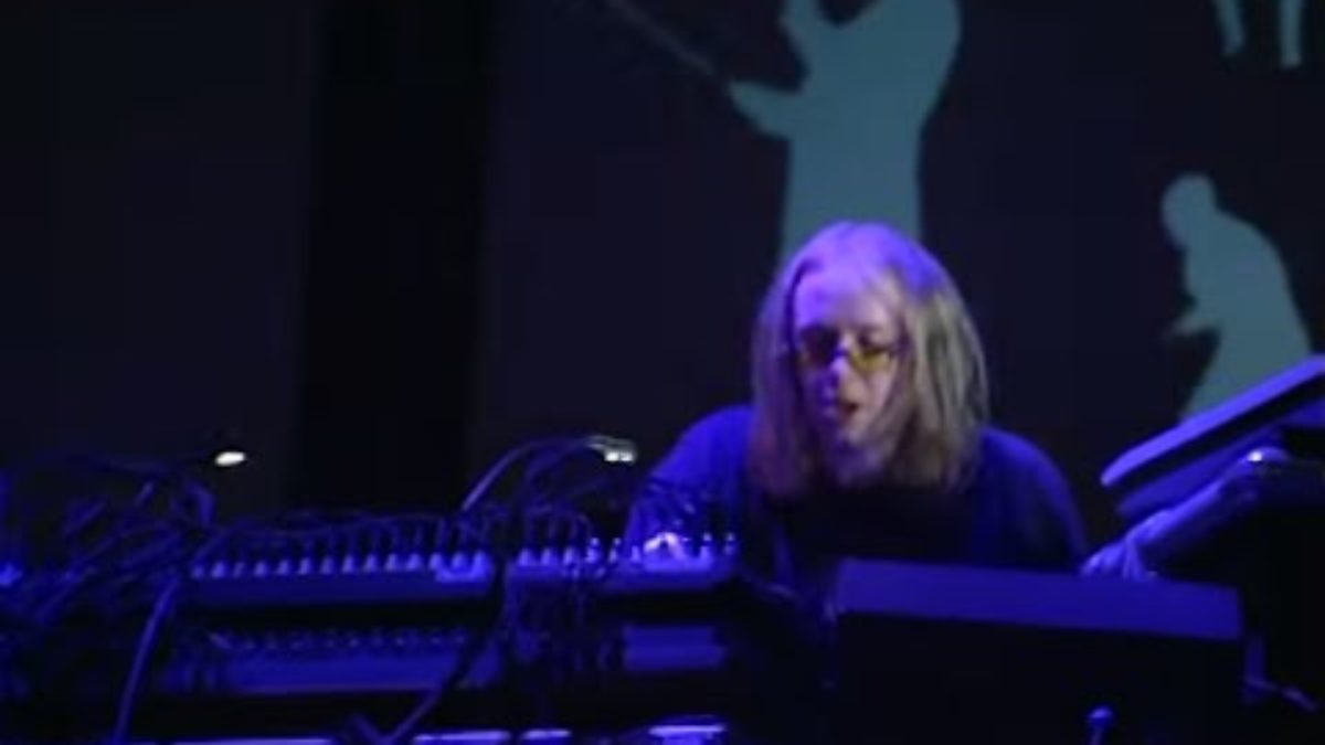 The Chemical Brothers - Under The Influence/It Doesn't Matter/Out Of Control - 7/24/1999 (Official)