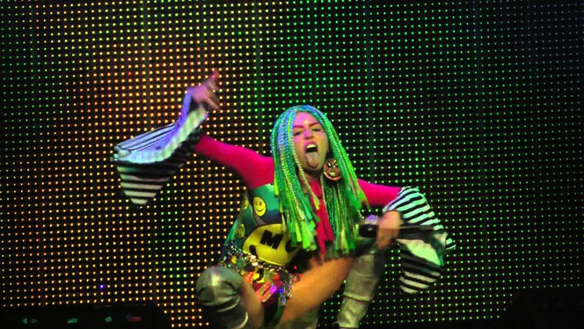 Miley Cyrus & Her Dead Pets - Party In The USA (tease)/Dooo It! (Philadelphia,Pa) 12.5.15
