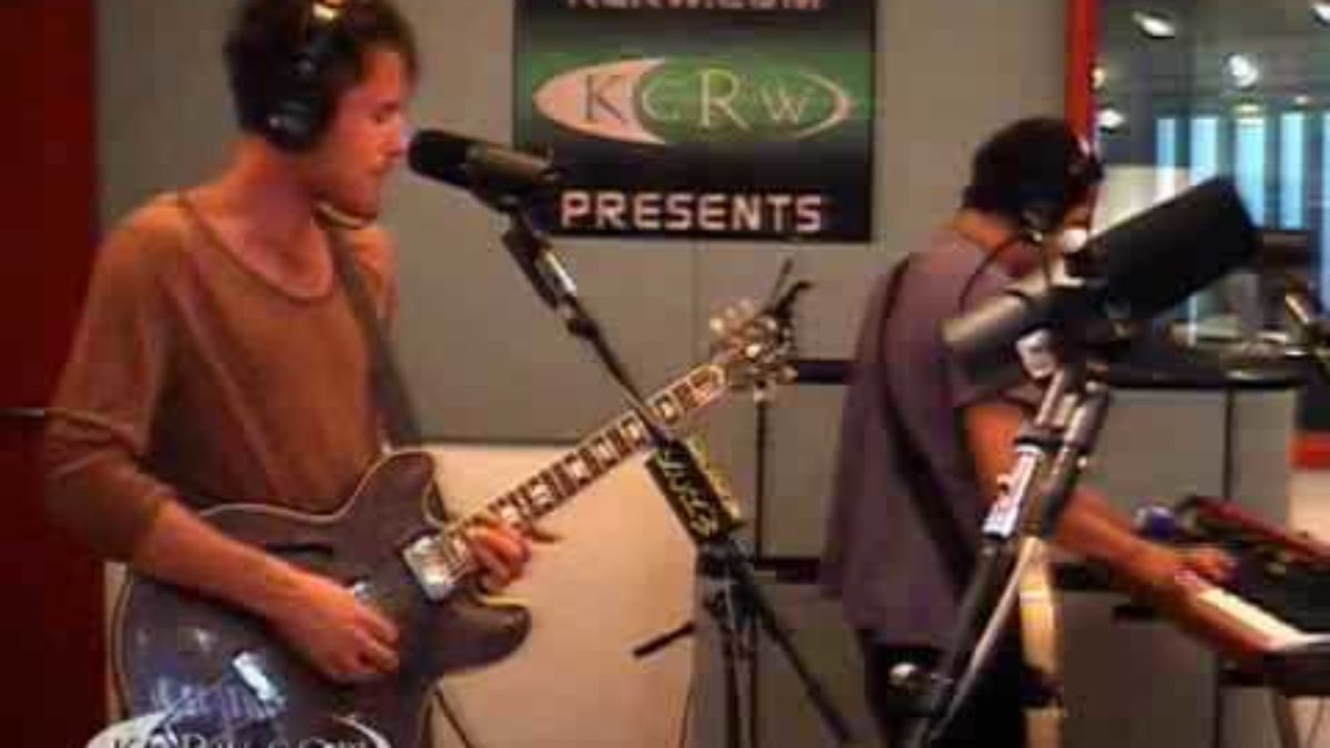 Voxhaul Broadcast performing "Blackout"
