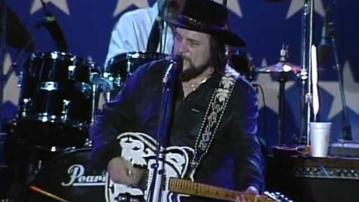 Waylon Jennings - I Ain't Living Long Like This (Live at Farm Aid 1985)