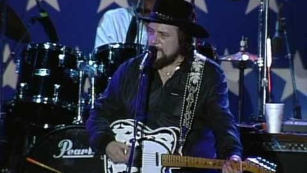 Waylon Jennings - I Ain't Living Long Like This (Live at Farm Aid 1985)