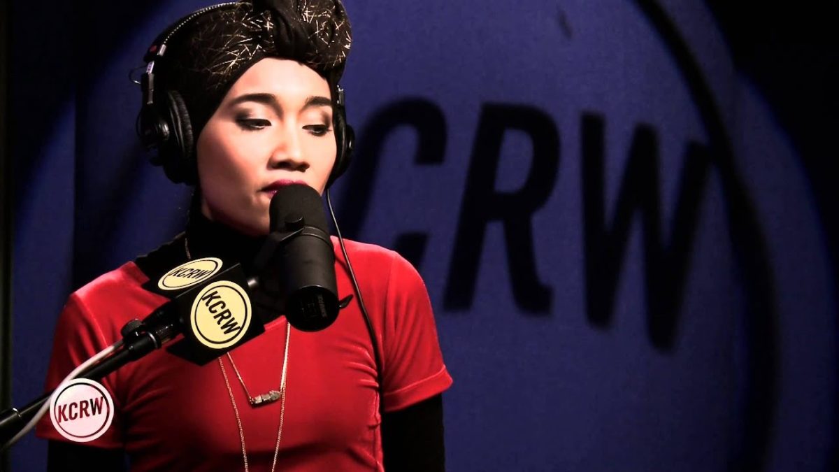 Yuna performing "Falling" Live on KCRW