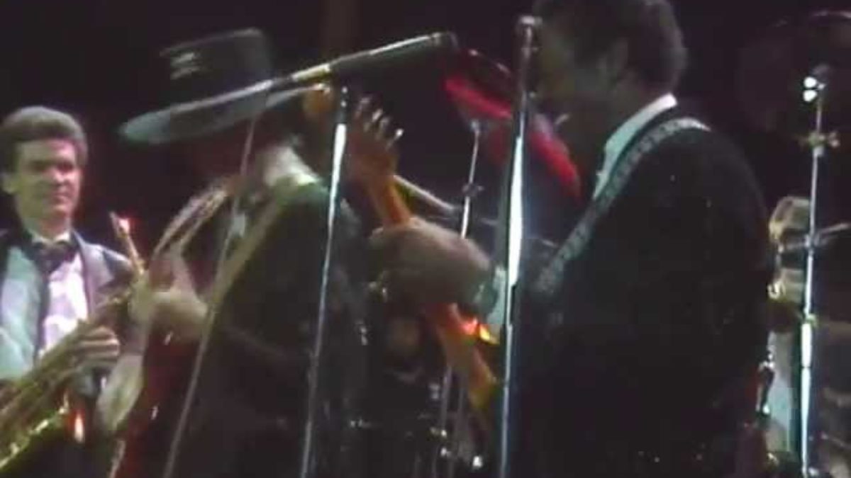 Chuck Berry, Keith Richards, Jerry Lee Lewis, Neil Young – "Roll Over Beethoven"