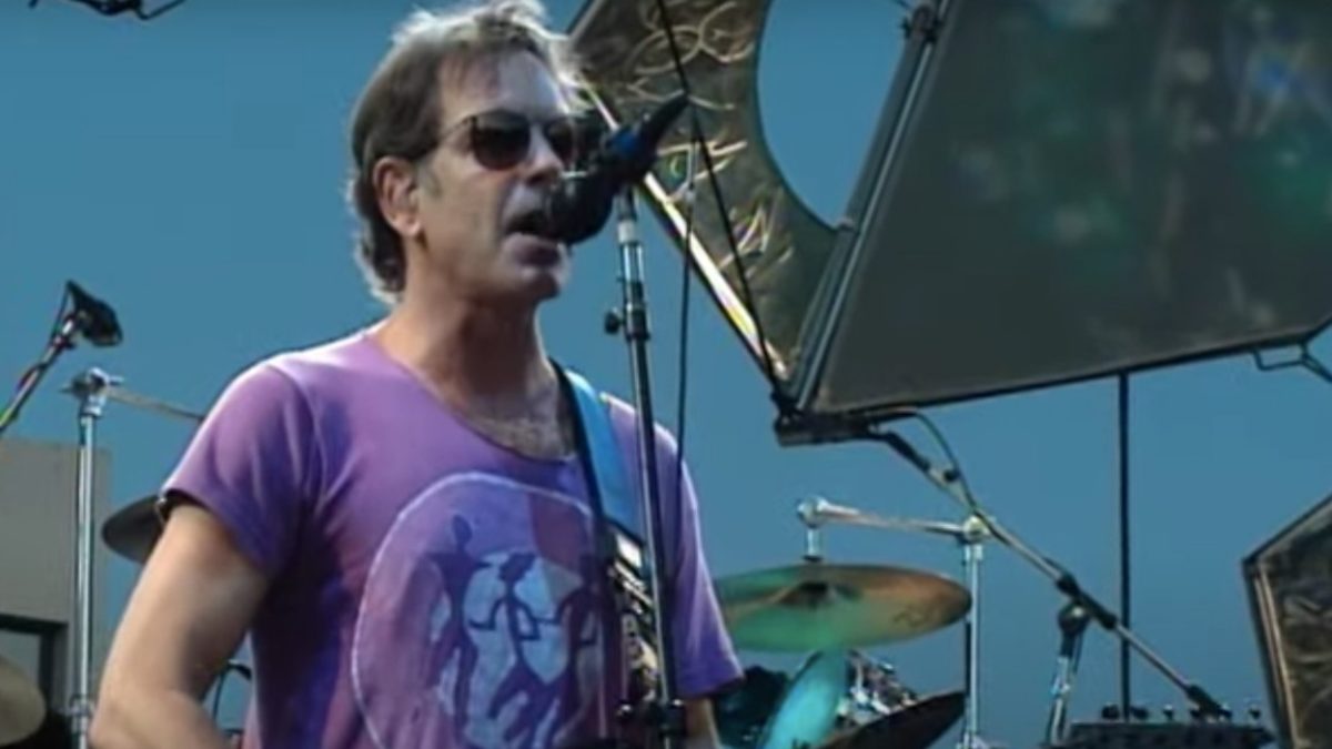 Grateful Dead Perform ‘Cassidy’ In 1993: Pro-Shot Video