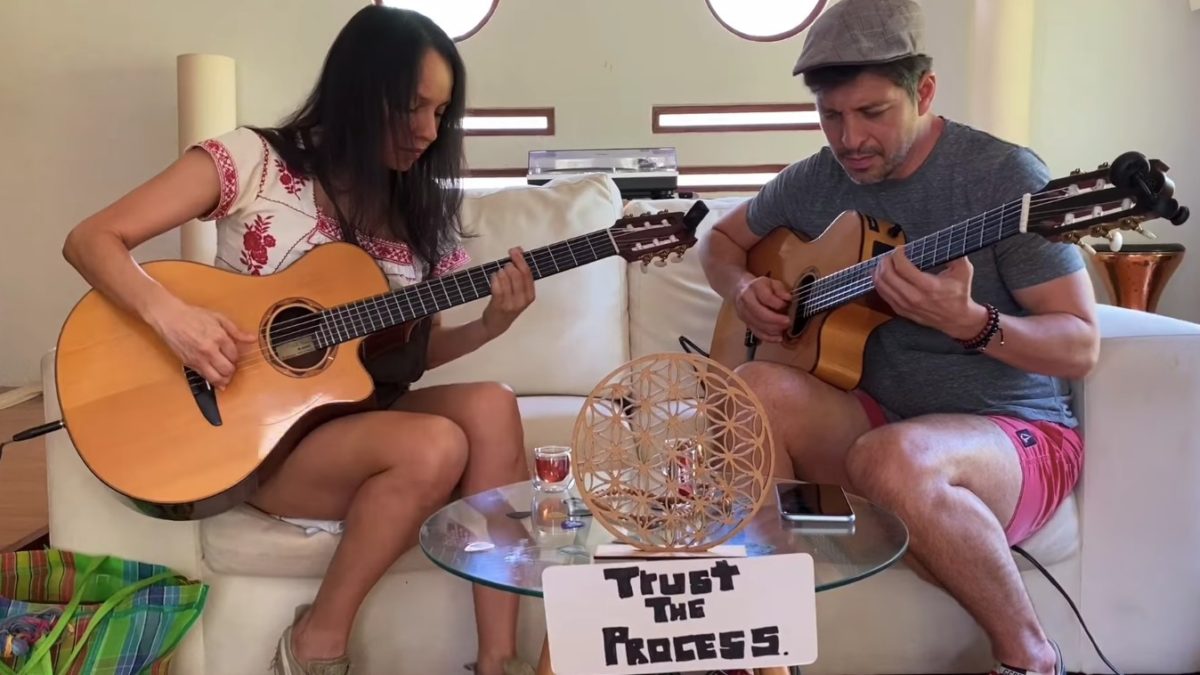 Rodrigo y Gabriela Cover Van Morrison’s ‘Moondance’