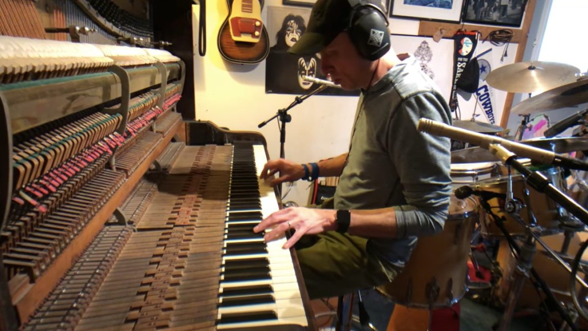 Umphrey’s McGee Guitarist Jake Cinninger Performs ‘Slate’ Piano Improvisation