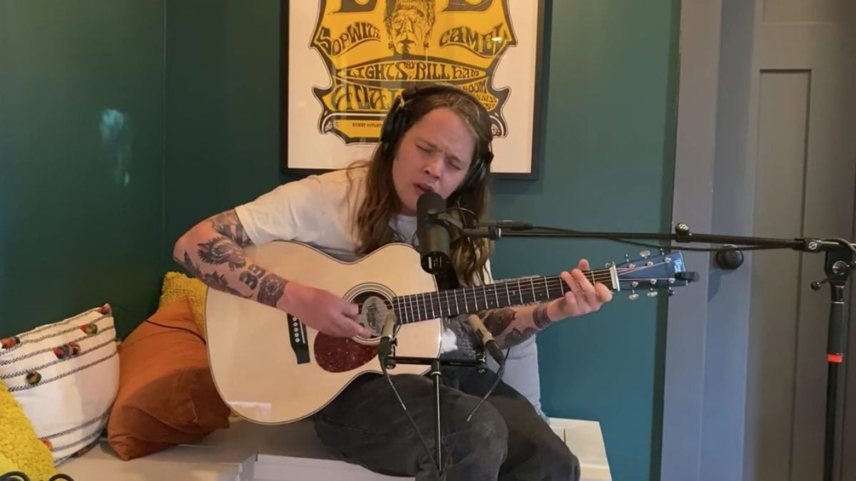 Billy Strings Covers The Grateful Dead’s ‘Dire Wolf’ During Relix Session