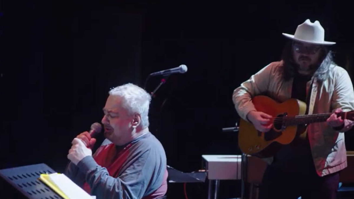 Jeff Tweedy & Tweedy Band Back Daniel Johnston On 'Walking The Cow' In 2017: Pro-Shot Video