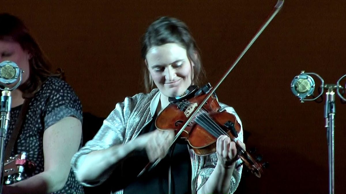 Della Mae "I've Got A Tiger By The Tail" 4/14/18 Newburyport, MA