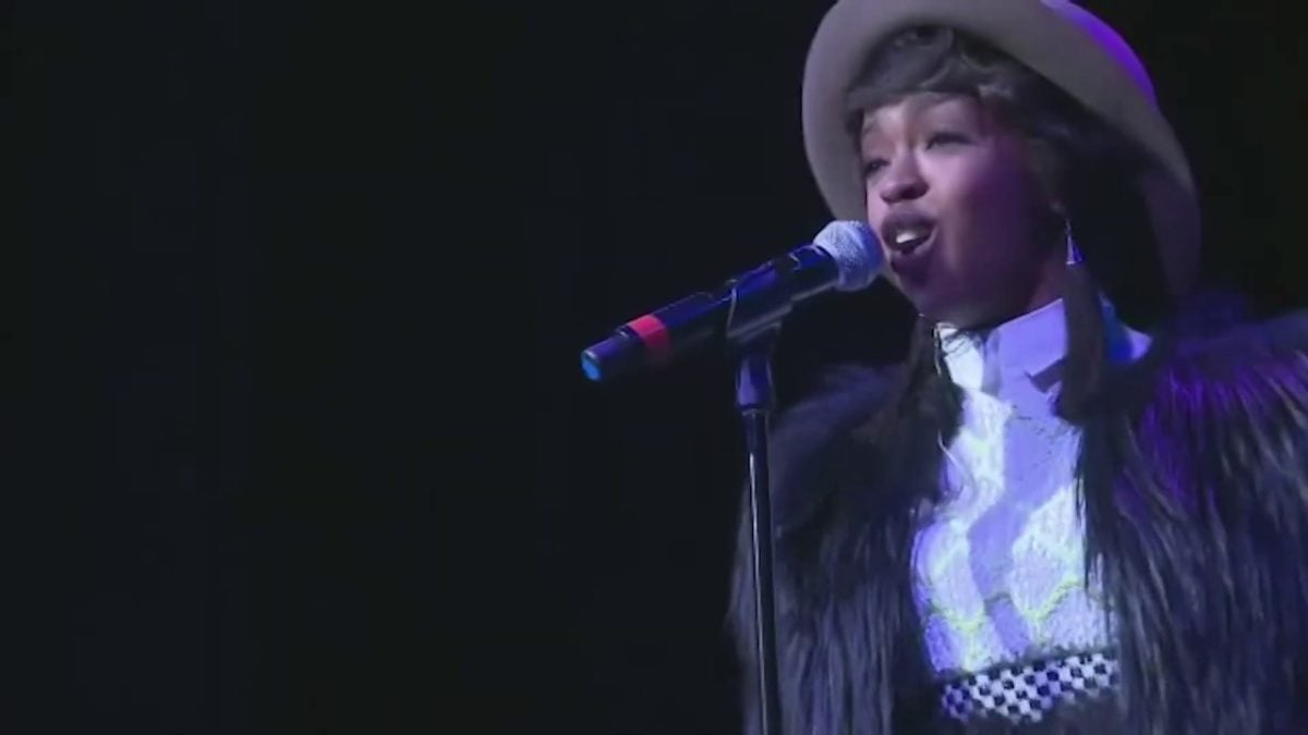 Lauryn Hill performs "Spanish Harlem/A Rose is Still A Rose" honoring Aretha Franklin.