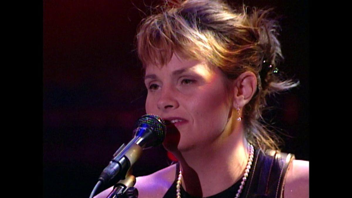 Shawn Colvin plays Joni Mitchell's "Free Man in Paris" at the 1997 Hall of Fame Induction Ceremony
