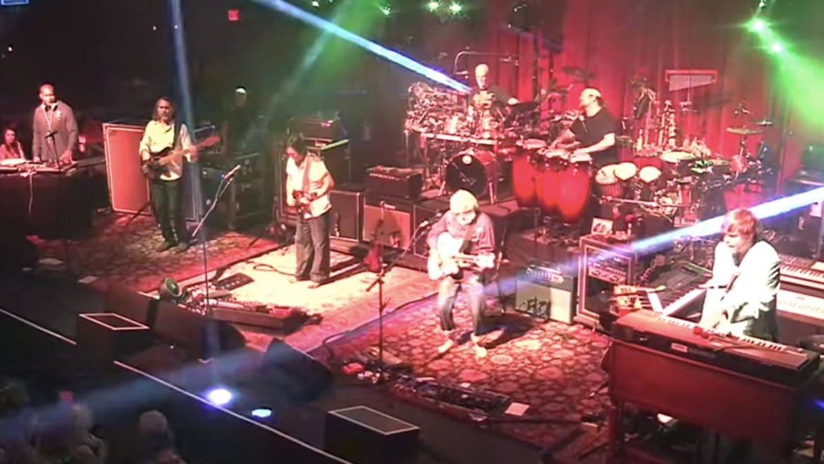 The String Cheese Incident Teams With DJ Logic For ‘Let’s Go Outside’ In 2015: Pro-Shot Video