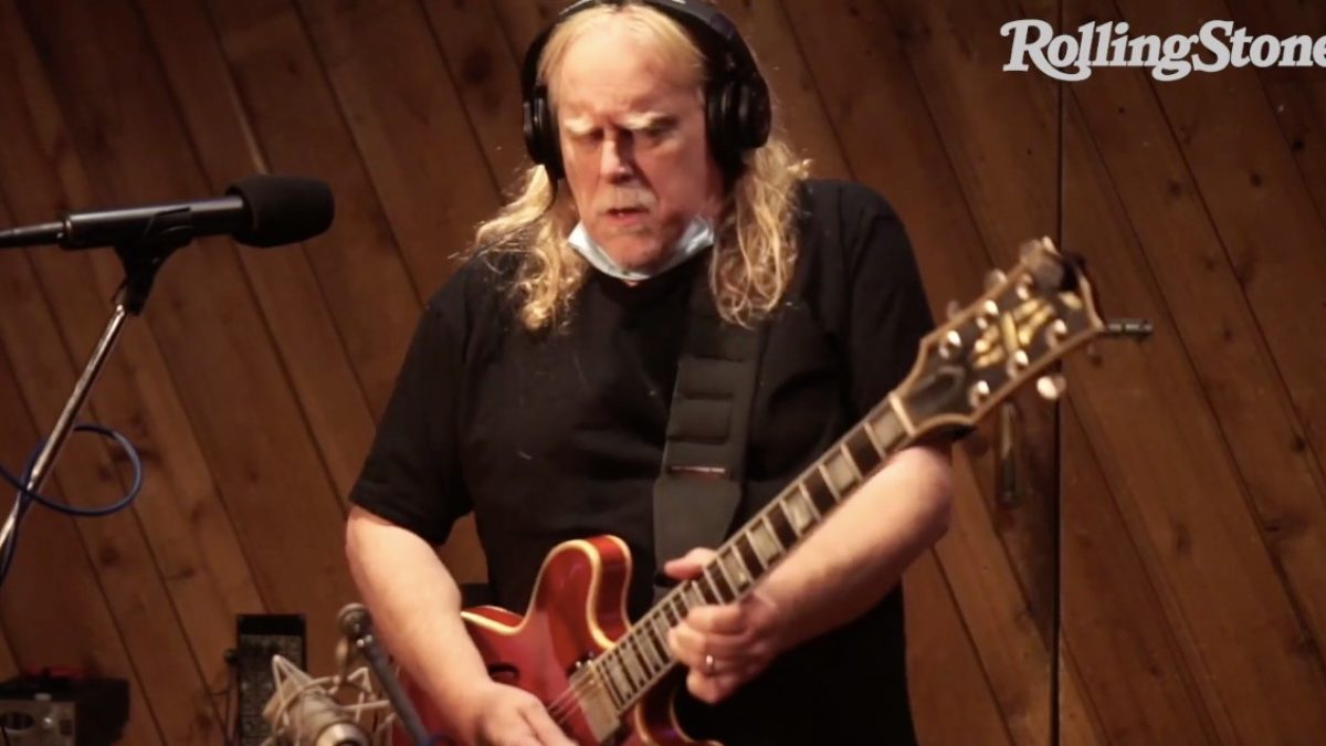 Warren Haynes Performs ‘Soulshine’ & More For ‘In My Room’ Series