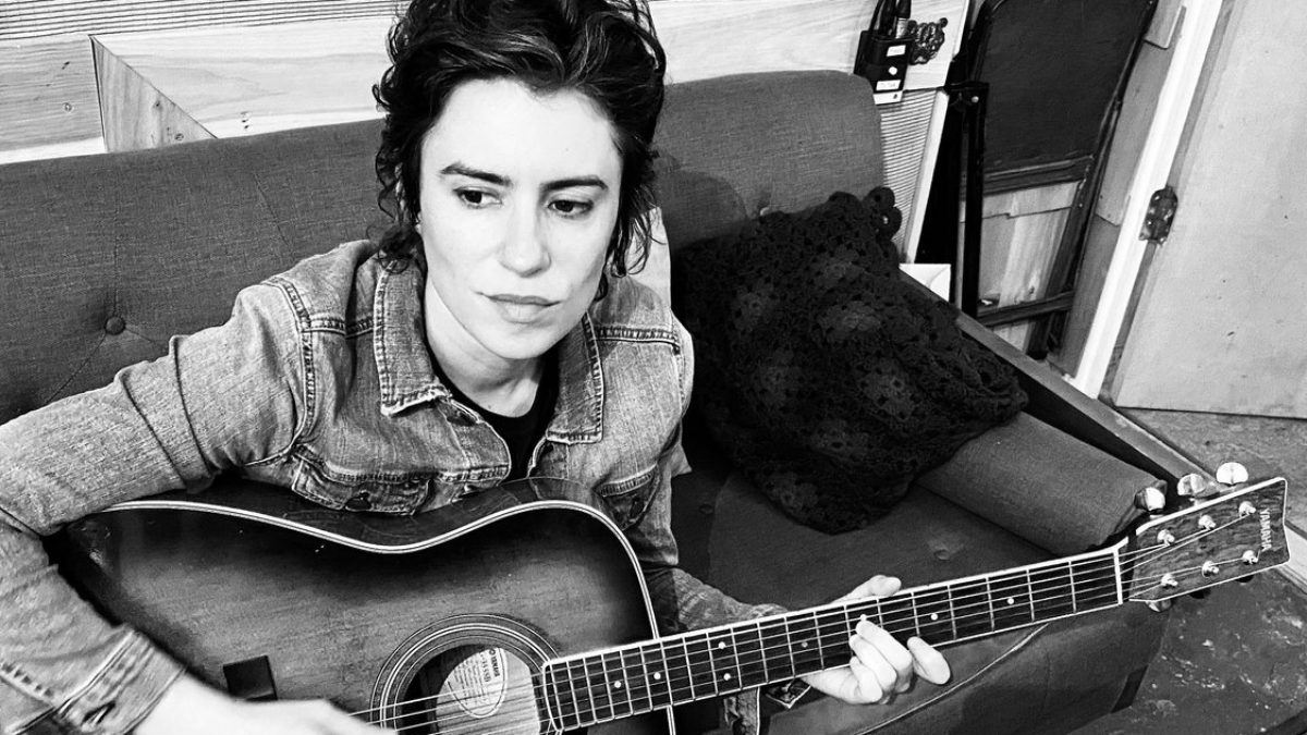 Leslie Mendelson Releases ‘In The Meantime’ EP