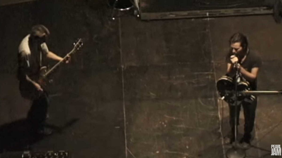 Pearl Jam Performs ‘Present Tense’ In Budapest In 1996: Official Video