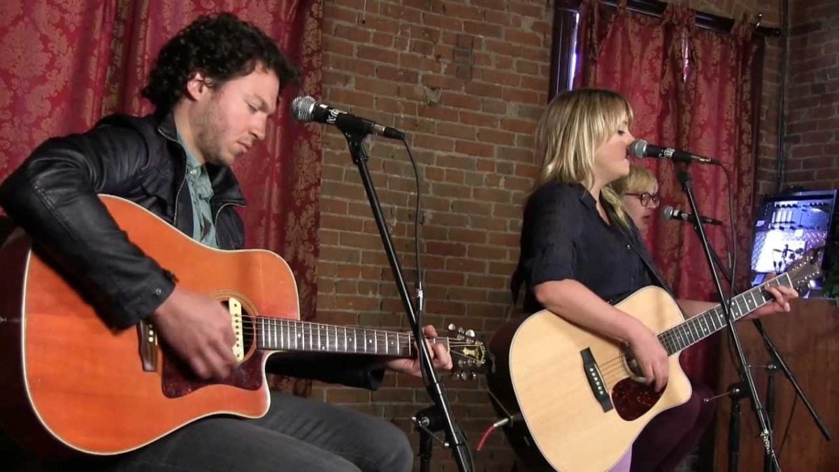 ALEXZ JOHNSON - Nothin' On Me - acoustic MoBoogie Loft Session