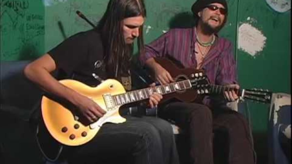 Duane Betts & Pedro Arevalo perform "Rollin' On" 7-30-07